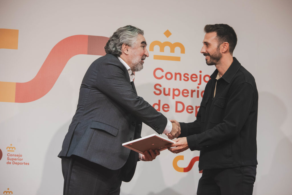 Sergio Torres, en representación de Escuela Vitae, recogiendo el premio como escuela colaboradora del PROAD