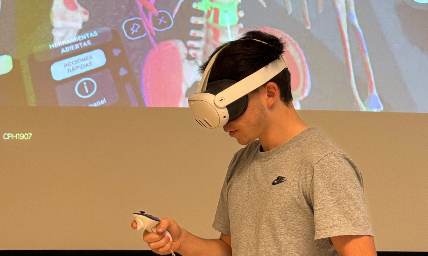 Alumno utilizando gafas de realidad virtual en una aplicación de anatomía
